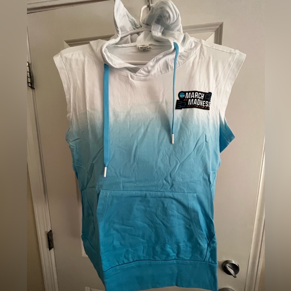 NWT NCAA Basketball March Madness Drawstring Short Sleeve Hoodie w Pocket.